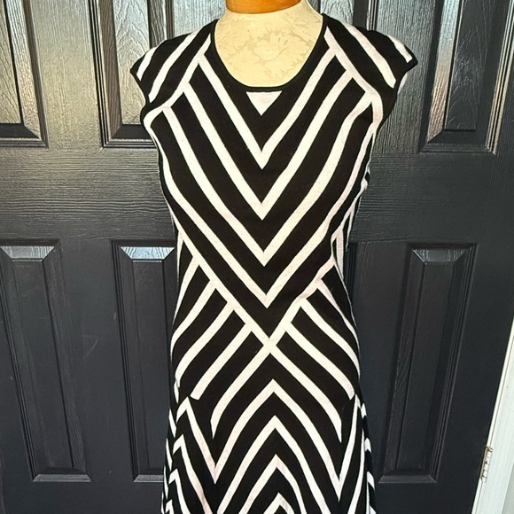 Banana Republic black and white geometric pattern dress Large - Picture 3 of 11